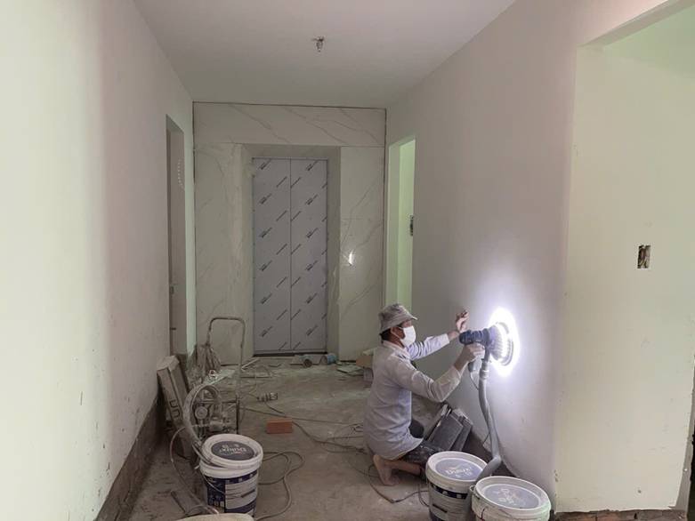 bên trong căn hộ dịch vụ newline đang tiến hành xả nhám, ốp lát gạch