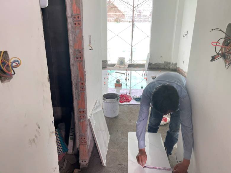 newline đang thi công ốp lát gạch cho căn hộ dịch vụ tại quận 7
