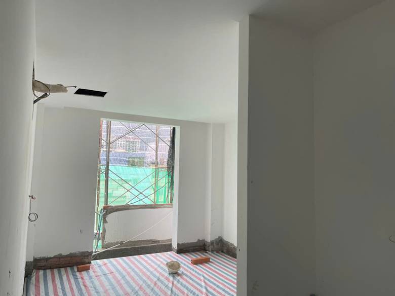 sau khi ốp lát xong chúnh tôi trải bạt để bào vệ gạch